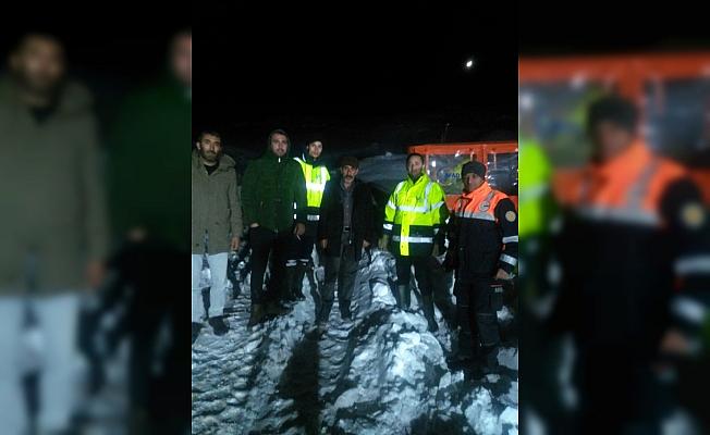 Kar ve tipi nedeniyle mahsur kalan iki işçi kurtarıldı