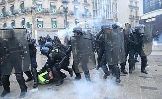 Paris'te 'sarı yeleklilere' polis müdahalesi