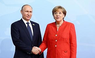 Putin ve Merkel Suriye'yi görüştü