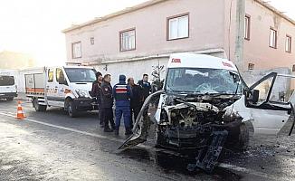Tarım işçilerini taşıyan minibüs devrildi: 2 ölü, 16 yaralı