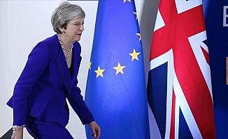 Theresa May güvenoyu aldı ama Brexit krizi sürüyor