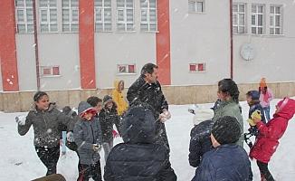 Vali çocuklarla kar topu oynadı