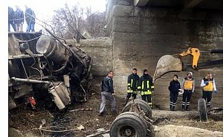 Yozgat'ta kamyon dereye devrildi: 1 ölü