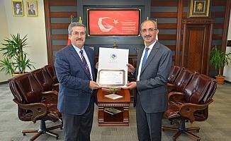 AEÜ Rektör Yardımcısı Prof. Dr. Ahmet Gökbel'e ödül