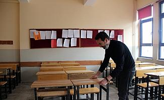 Eskiyen sıra ve masaları öğretmenler tamir ediyor