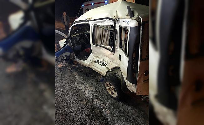 Hafif ticari araçla kamyon çarpıştı: 1 ölü, 3 yaralı