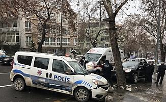 Hatalı park edilen otomobile polis aracı çarptı: 2 yaralı
