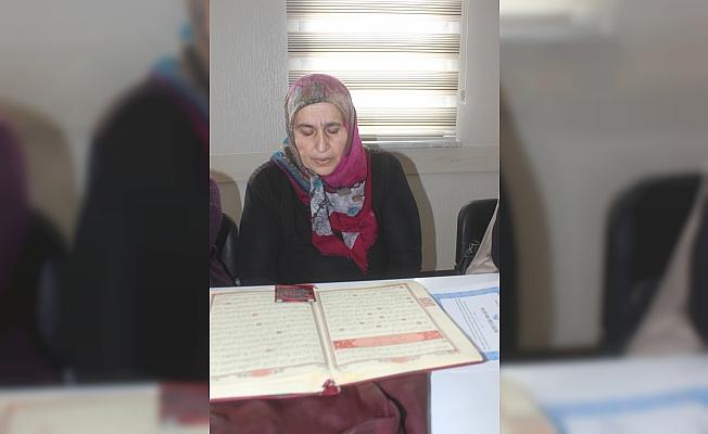 Okuma yazma bilmeyen kadın Kur'an okumayı öğrendi
