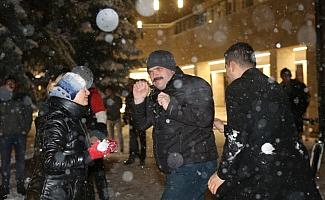 Rektör öğrencilerle kar topu oynadı