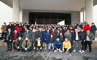 Yurt dışında yaşayan gençler Fenerbahçeli futbolcularla buluştu