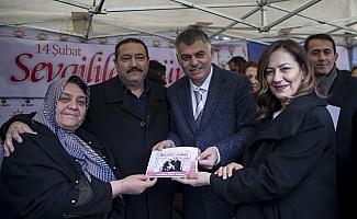 Amber Türkmen vatandaşlara gül hediye etti