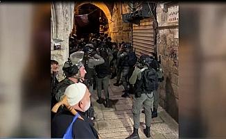İsrail polisi Mescid-i Aksa'da nöbet tutan cemaate saldırdı