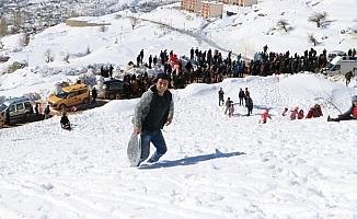 Karaman'da vatandaşların leğen ve tepsilerle kayak keyfi