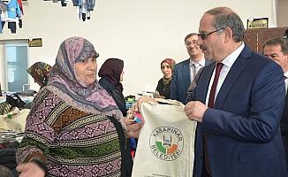 Karapınar Belediye Başkanı Yaka, pazar çantası dağıttı