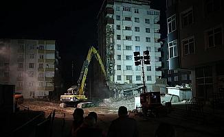 Kartal'da riskli binalardan ilkinin yıkımına başlandı