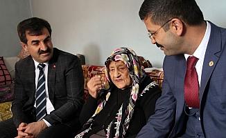 Kaymakam Pektaş'tan 100 yaşındaki Emine nineye ziyaret