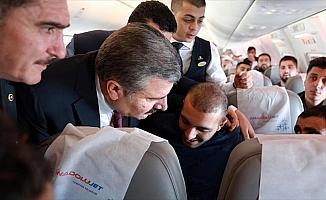 Sağlık Bakanı Koca'dan uçakta rahatsızlanan yolcuya müdahale