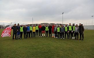 Sivasspor teknik heyeti il protokolüyle dostluk maçı yaptı
