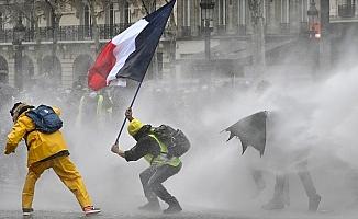 Fransa'da eylemcilere sert ceza öngören yasa tasarısı onaylandı