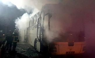 Nevşehir'de park halindeki tur otobüsü yandı