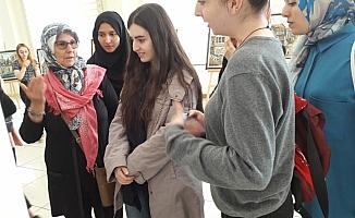Ressam Kırdar kız öğrenci yurdunda sergi açtı