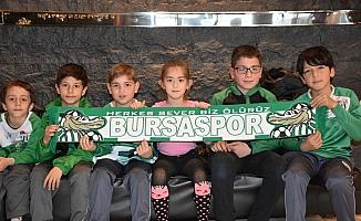 Yavru timsahlardan Bursasporlu futbolculara moral