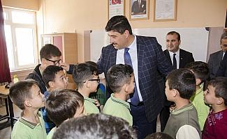 Başkan Oğuz ilk ziyaretini okula yaptı