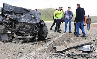 Diyarbakır'da iki otomobil çarpıştı: 3 ölü, 6 yaralı