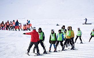 Erciyes'te 2 bin çocuk kayak eğitim aldı