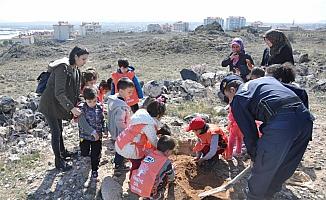 Gülşehir'de anaokulu çocukları fidan dikti