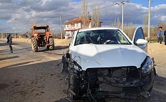 Konya'da traktör ile hafif ticari araç çarpıştı: 5 yaralı