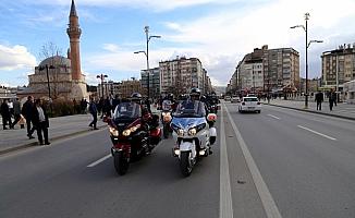 Motosikletlilerden yunus polisleriyle konvoylu kutlama
