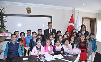 Öğrencilerden belediye başkanı Yılmaz'a ziyaret