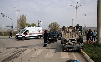 Sivas'ta 2 hafif ticari araç çarpıştı: 5 yaralı