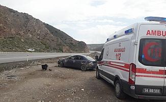 Sivas'ta otomobil şarampole devrildi: 2 yaralı
