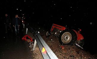 Sivas'ta traktör devrildi: 3 yaralı