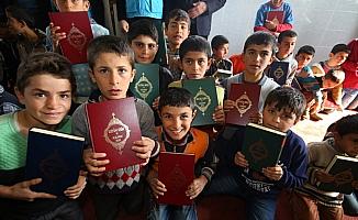 Üniversite öğrencilerinden Kur'an-ı Kerim bağışı için etkinlik