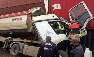 Yük trenindeki konteynere çarpan kamyonun sürücüsü yaralandı