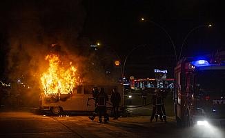 Ankara'da seyyar kokoreç minibüsü yandı