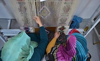 Bünyan'da ev kadınları öğrenerek para kazanıyor