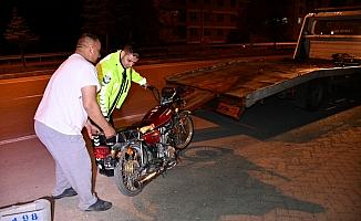 Ehliyetsiz ve plakasız motosiklet sürücüsü polisten kaçamadı