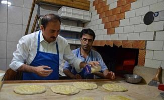 Seyitgazi Kaymakamı Demirkol ramazan pidesi yaptı