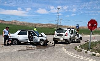 Sivas'ta cip ile otomobil çarpıştı: 4 yaralı