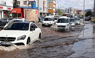 Sivas'ta su borusu patladı, iş yerlerini su bastı