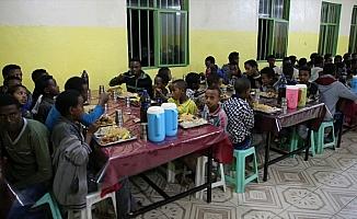 Somalili gençlerden 'Kardeşinle İftar Yap' projesi