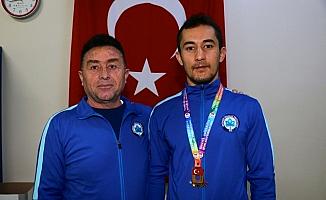 Türkmenistanlı boksör ESOGÜ'ye madalya getirdi