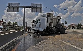 Başkentte kamyon direğe çarptı: 1 yaralı