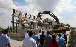 Başkentteki kaçak bina belediye ekiplerince yıkıldı