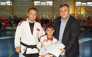 Belediye Başkanı Demirbaş'tan başarılı sporculara hediye