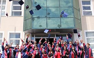 Hafik Kamer Örnek MYO'da mezuniyet sevinci